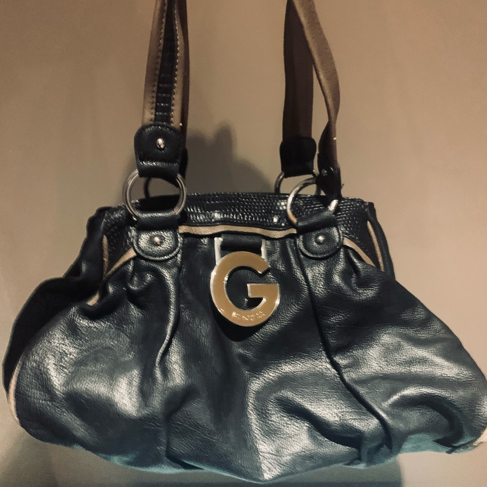 ❤️VINTAGE GEUSS PURSE IN AMAZING CONDITION (mild wear from use but no damage)❤️